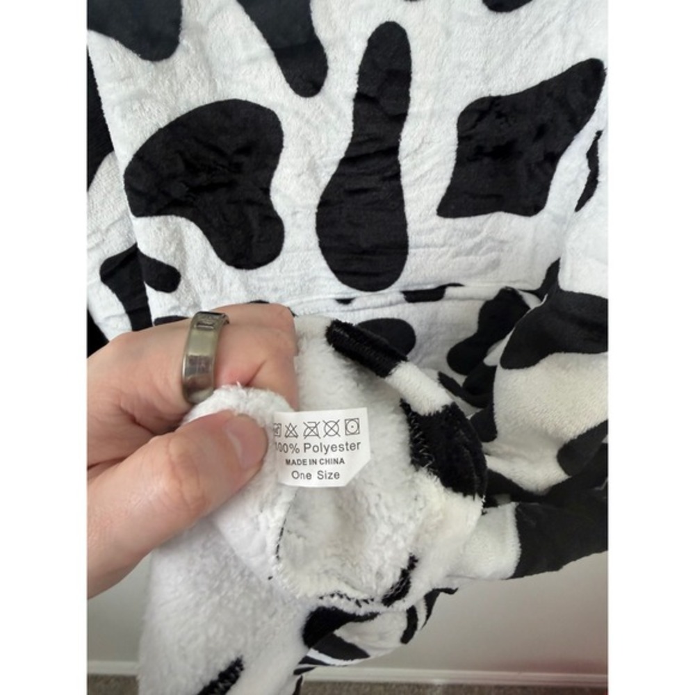 Women's Cow Plush Pullover Hoodie – One Size Fits Most – NWOT - Picture 2 of 3